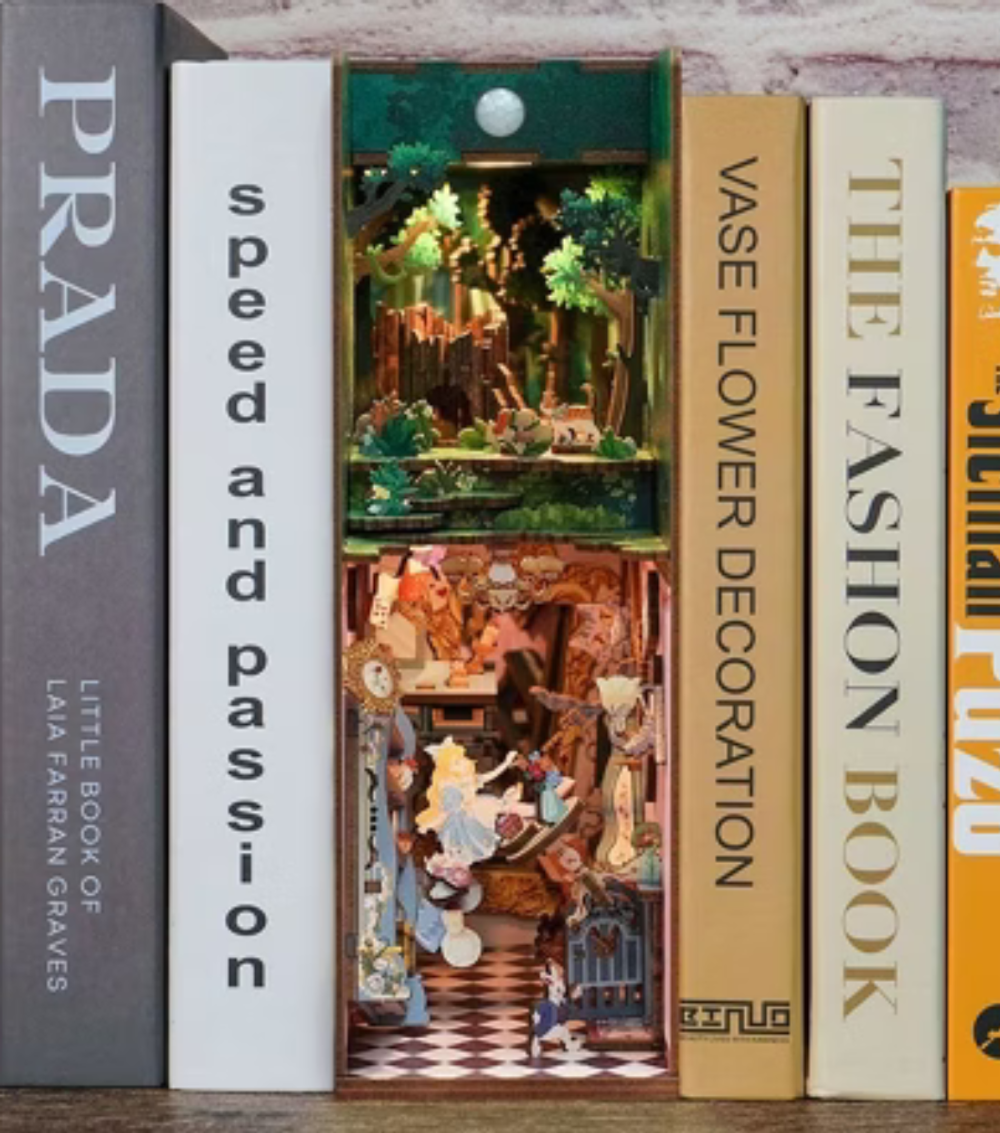 Book Nook - Alice In Wonderland Light Up 3D Puzzle